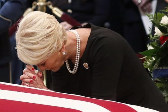 Cindy McCain, die Witwe des verstorbenen US-Senators John McCain, verneigt sich vor dem im Kapitol aufgebahrten Sarg.