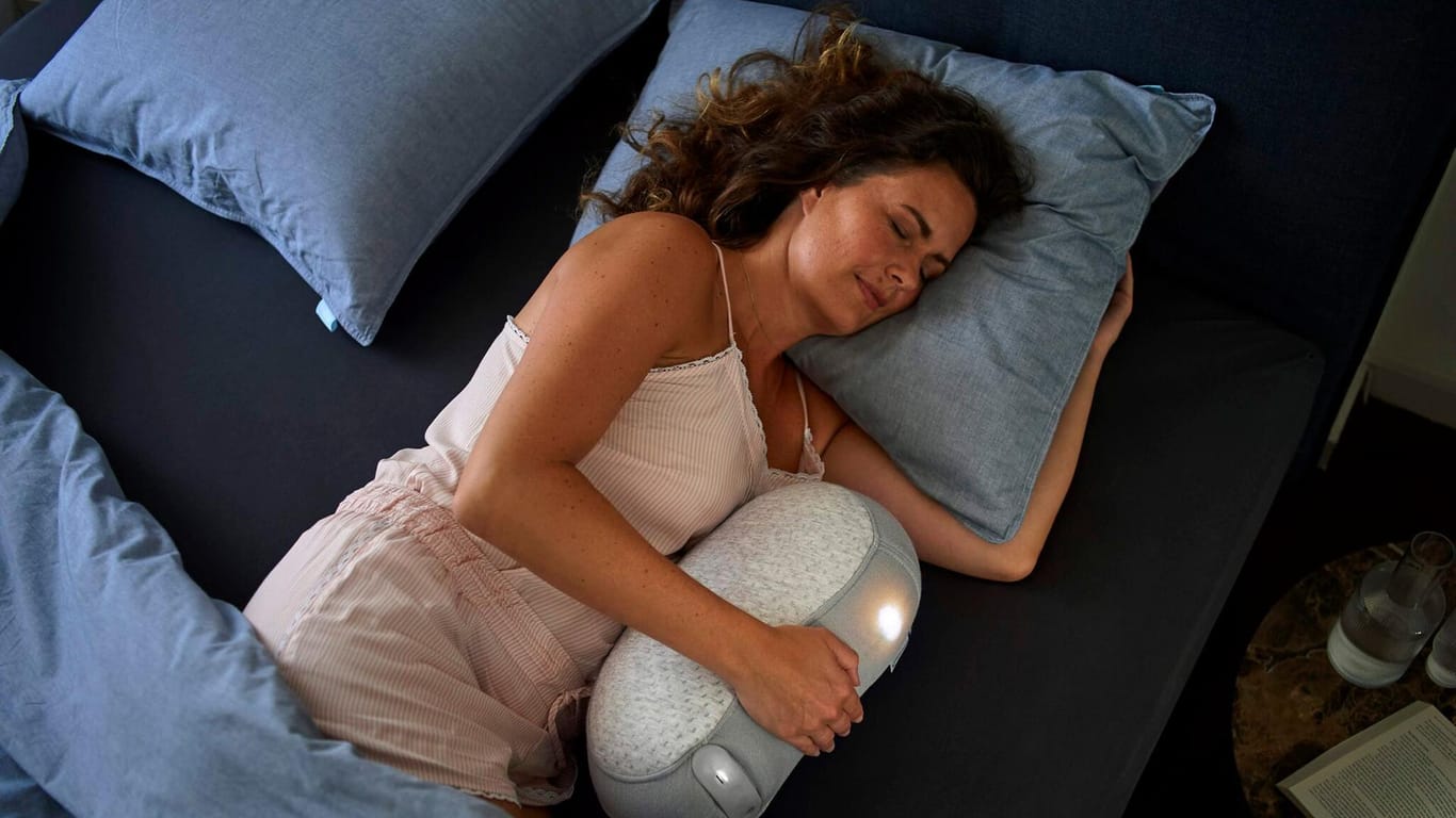 Eine Frau mit dem Somnox-Schlafroboter: Das Gerät soll Menschen mit Schlafproblemen helfen.