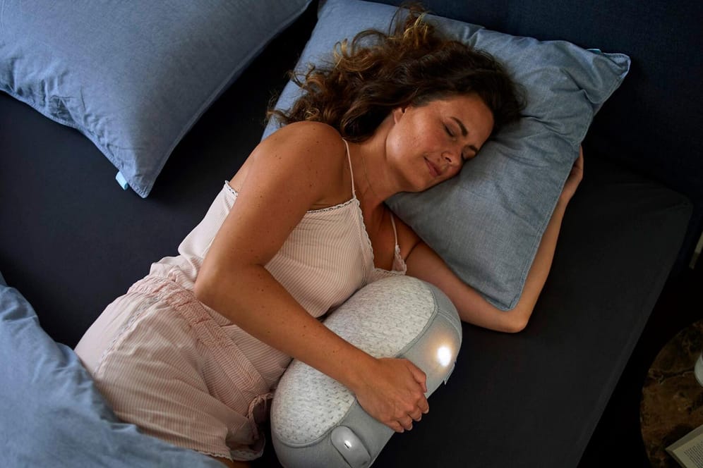 Eine Frau mit dem Somnox-Schlafroboter: Das Gerät soll Menschen mit Schlafproblemen helfen.