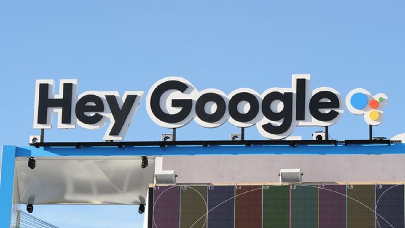 "Hey Google" - mit diesen Worten wird der digitale Assistent "Google Assistant" des Internet-Konzerns aktiviert.