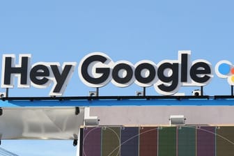 "Hey Google" - mit diesen Worten wird der digitale Assistent "Google Assistant" des Internet-Konzerns aktiviert.