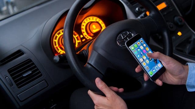 Die Nutzung des Handys am Steuer ist verboten. Die Nutzung des Handys am Steuer ist verboten.