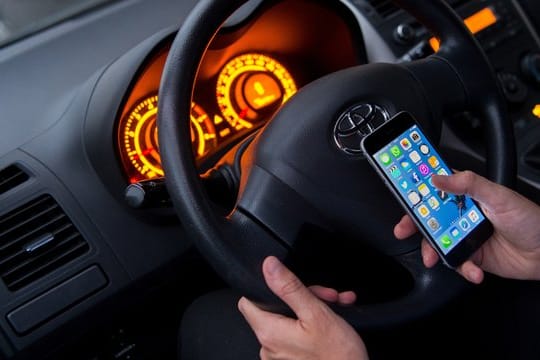 Die Nutzung des Handys am Steuer ist verboten.