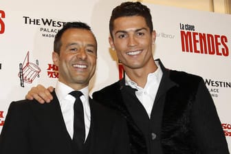 Betreut neben Ronaldo unter anderem auch Angel Di Maria und Diego Costa: Jorge Mendes (l.).