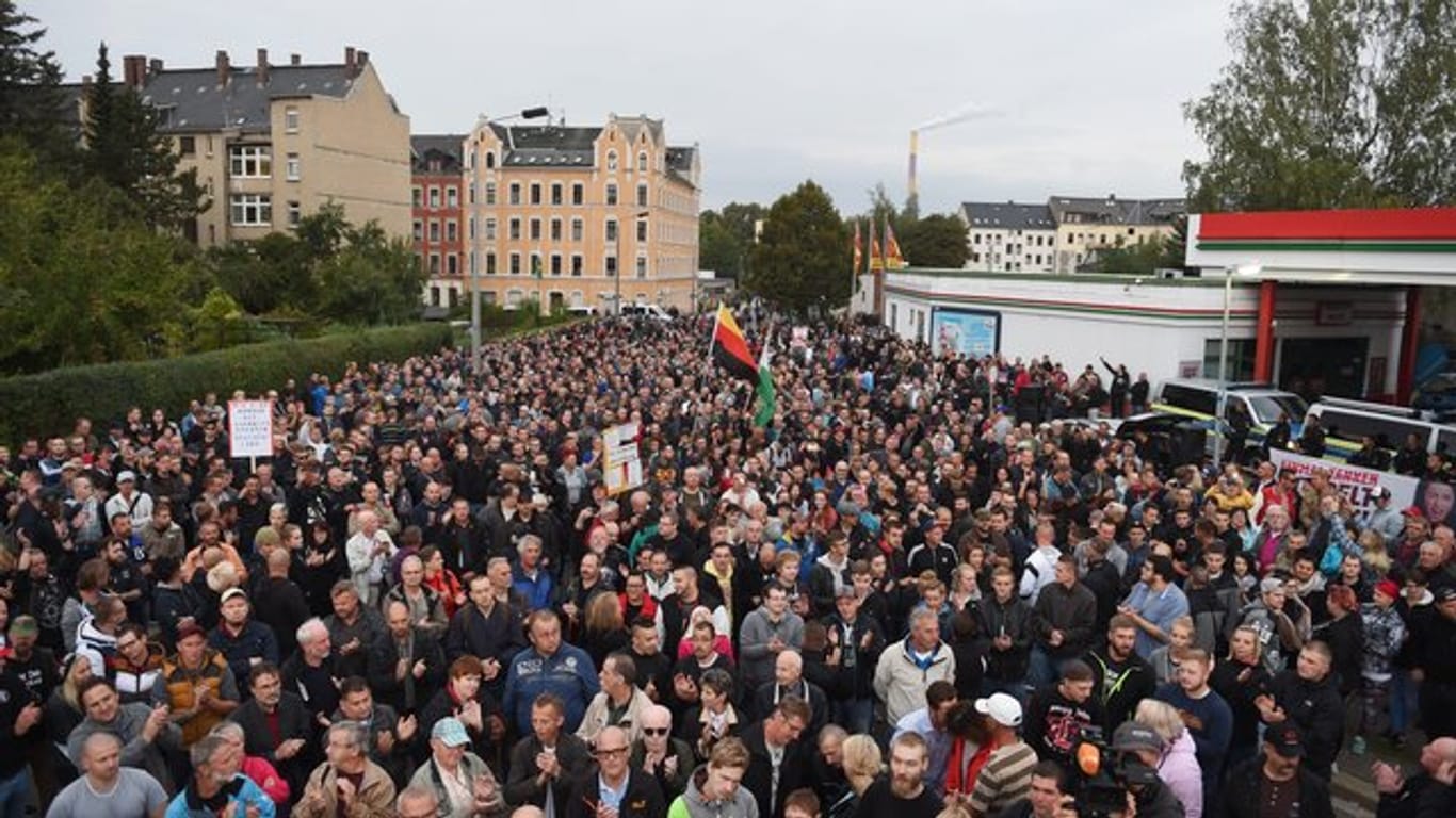Teilnehmer einer Kundgebung, zu der die Bewegung Pro Chemnitz aufgerufen hat.