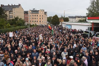 Teilnehmer einer Kundgebung, zu der die Bewegung Pro Chemnitz aufgerufen hat.