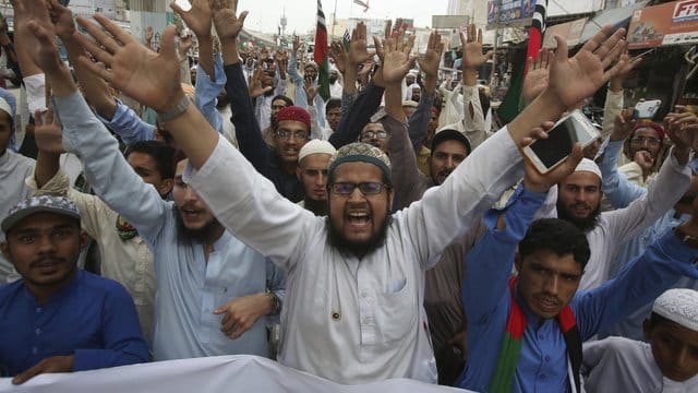 Demonstranten protestieren gegen den inzwischen abgesagten Karikaturen-Wettbewerb des niederländischen Abgeordneten Wilders in Karachi. Demonstranten protestieren gegen den inzwischen abgesagten Karikaturen-Wettbewerb des niederländischen Abgeordneten Wilders in Karachi.