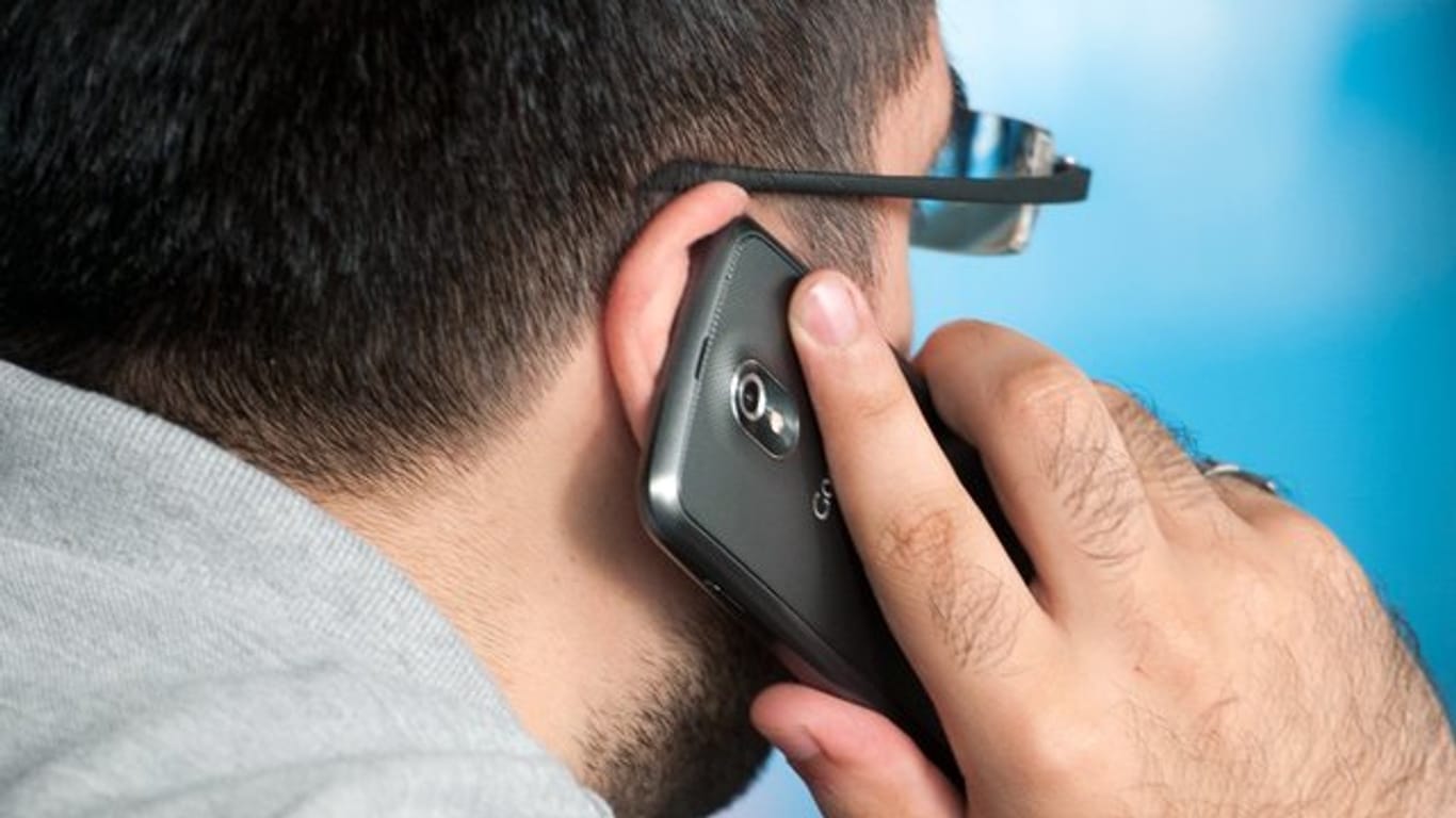 Ein Mann telefoniert mit einem Smartphone: Die Berliner Familiensenatorin warnt vor sogenannter Smartphone-Sucht bei Eltern.