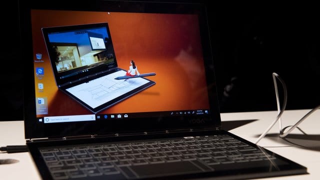 Das zweite Display im Yoga Book C930 von Lenovo lässt sich in eine Touch-Tastatur mit mehr als 20 Sprachen oder Zeichensätzen verwandeln. Das zweite Display im Yoga Book C930 von Lenovo lässt sich in eine Touch-Tastatur mit mehr als 20 Sprachen oder Zeichensätzen verwandeln.