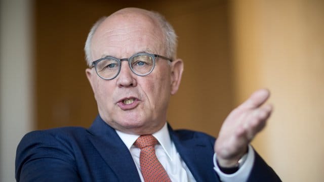 Merkel hat dem 68-jährigen Baden-Württemberger zugesichert, ihn wieder als Fraktionschef vorzuschlagen. Merkel hat dem 68-jährigen Baden-Württemberger zugesichert, ihn wieder als Fraktionschef vorzuschlagen.