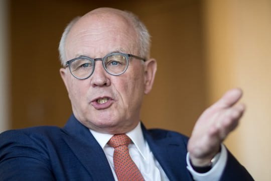 Merkel hat dem 68-jährigen Baden-Württemberger zugesichert, ihn wieder als Fraktionschef vorzuschlagen.