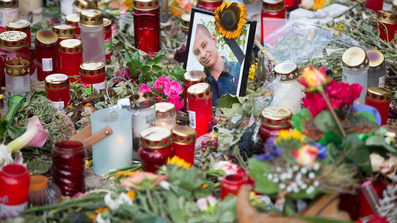 Blumen und Kerzen für den getöteten Daniel H. in Chemnitz: Das Bamf lehnte den Asylantrag eines der beiden Tatverdächtigen ab.
