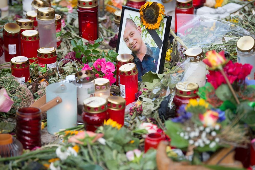 Blumen und Kerzen für den getöteten Daniel H. in Chemnitz: Das Bamf lehnte den Asylantrag eines der beiden Tatverdächtigen ab.