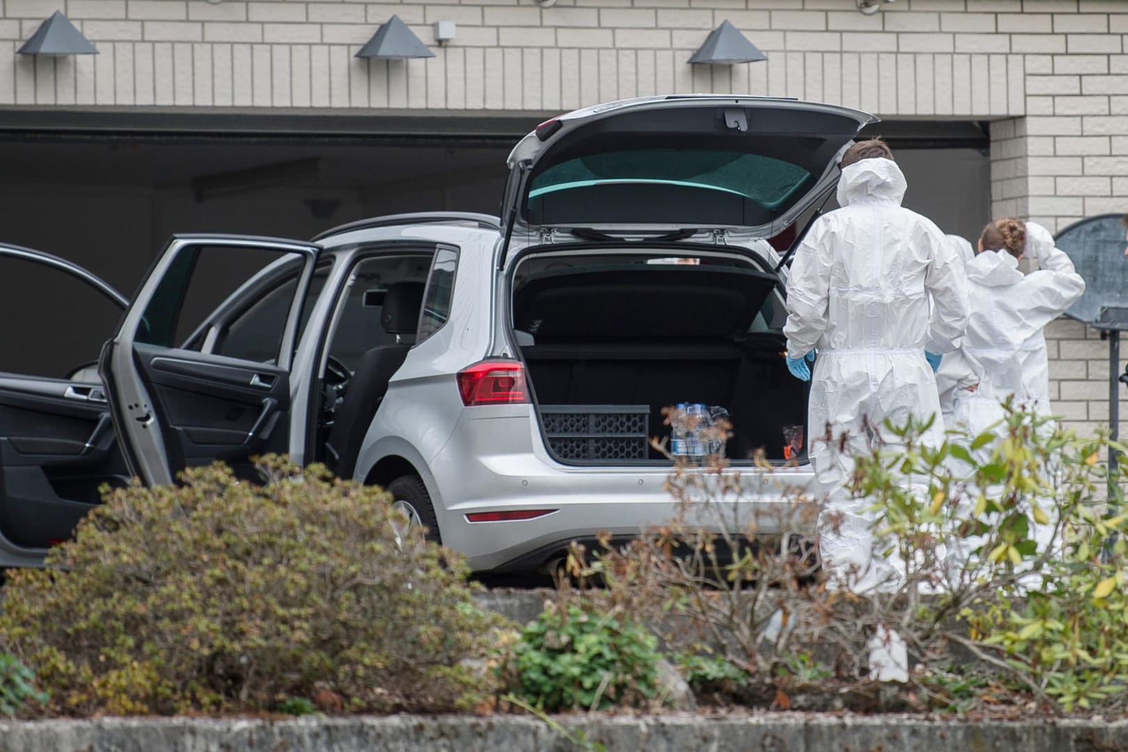 Mitarbeiter bei der Spurensicherung: In der Garage konnten die Eltern der Kinder geborgen werden. Sie befinden sich derzeit im Krankenhaus.