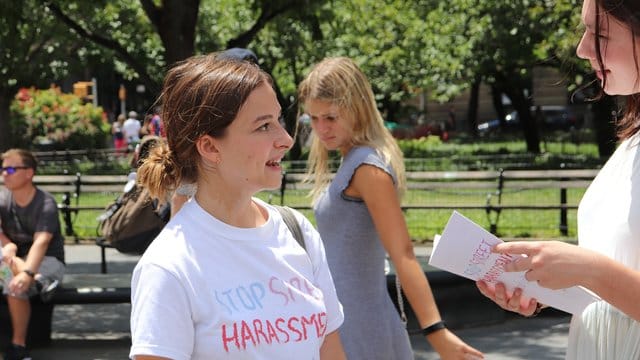 Sophie Sanderberg trifft im Washington Square Park Frauen, die ihre Erfahrungen schildern. Sophie Sanderberg trifft im Washington Square Park Frauen, die ihre Erfahrungen schildern.