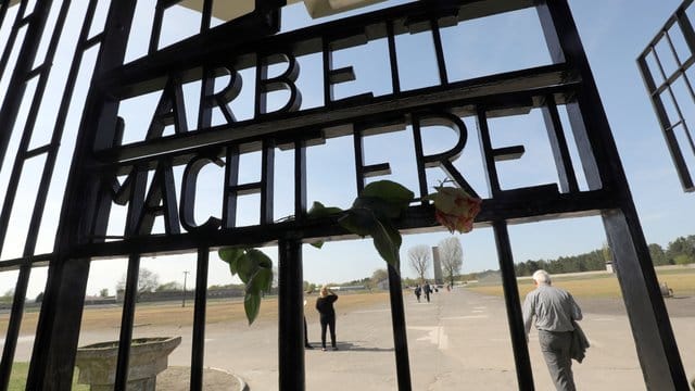 Eine Besuchergruppe aus dem Wahlkreis von AfD-Bundestagsfraktionschefin Alice Weidel soll mehrfach eine Führung durch die KZ-Gedenkstätte Sachsenhausen gestört haben. Eine Besuchergruppe aus dem Wahlkreis von AfD-Bundestagsfraktionschefin Alice Weidel soll mehrfach eine Führung durch die KZ-Gedenkstätte Sachsenhausen gestört haben.