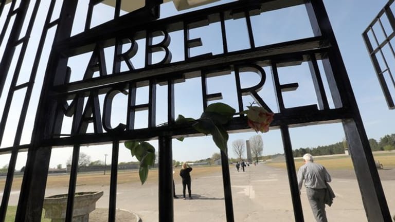 Eine Besuchergruppe aus dem Wahlkreis von AfD-Bundestagsfraktionschefin Alice Weidel soll mehrfach eine Führung durch die KZ-Gedenkstätte Sachsenhausen gestört haben.