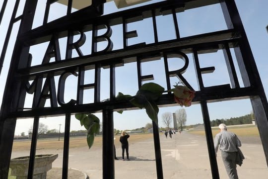 Eine Besuchergruppe aus dem Wahlkreis von AfD-Bundestagsfraktionschefin Alice Weidel soll mehrfach eine Führung durch die KZ-Gedenkstätte Sachsenhausen gestört haben.