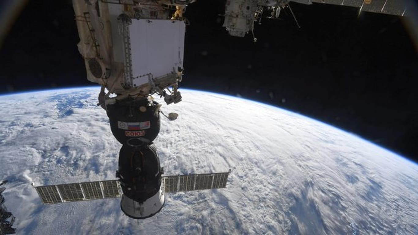 Das von der ESA veröffentlichte Foto zeigt die Sojus-Raumkapsel, die an der ISS angedockt ist und die Raumfahrer wieder auf die Erde bringen soll.