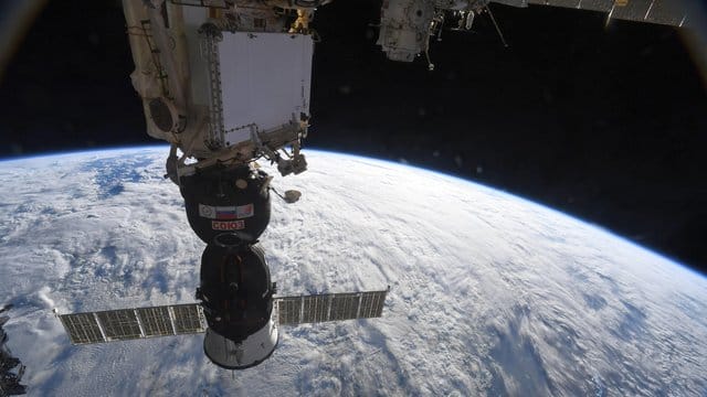 Das von der ESA veröffentlichte Foto zeigt die Sojus-Raumkapsel, die an der ISS angedockt ist und die Raumfahrer wieder auf die Erde bringen soll. Das von der ESA veröffentlichte Foto zeigt die Sojus-Raumkapsel, die an der ISS angedockt ist und die Raumfahrer wieder auf die Erde bringen soll.