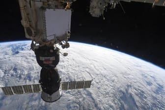 Das von der ESA veröffentlichte Foto zeigt die Sojus-Raumkapsel, die an der ISS angedockt ist und die Raumfahrer wieder auf die Erde bringen soll.