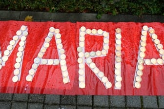 Der Schriftzug "Maria" aus Kerzen für die damals vermisste 13-jährige Maria vor der Polizeidirektion in Freiburg.