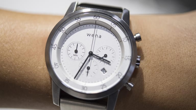 Sieht gar nicht nach Smartwatch aus: Die gesamte smarte Technik ist hier in Sonys Wena-Armband versteckt, das sich mit klassischen Uhren verbinden lässt.