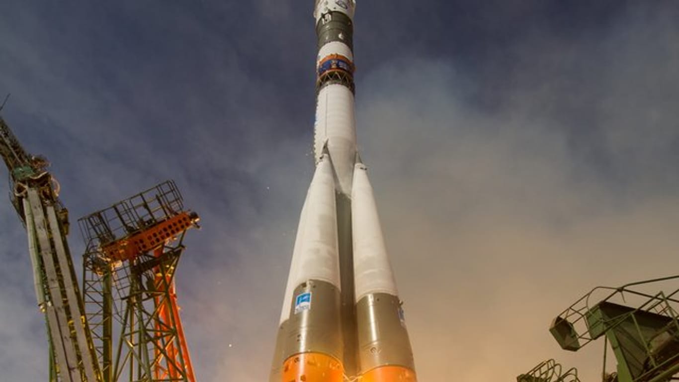 Die Sojus-FG Startrakete mit dem Raumfahrzeug Sojus startet zur Internationalen Weltraumstation von dem Kosmodrom in Baikonur.