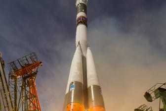 Die Sojus-FG Startrakete mit dem Raumfahrzeug Sojus startet zur Internationalen Weltraumstation von dem Kosmodrom in Baikonur.