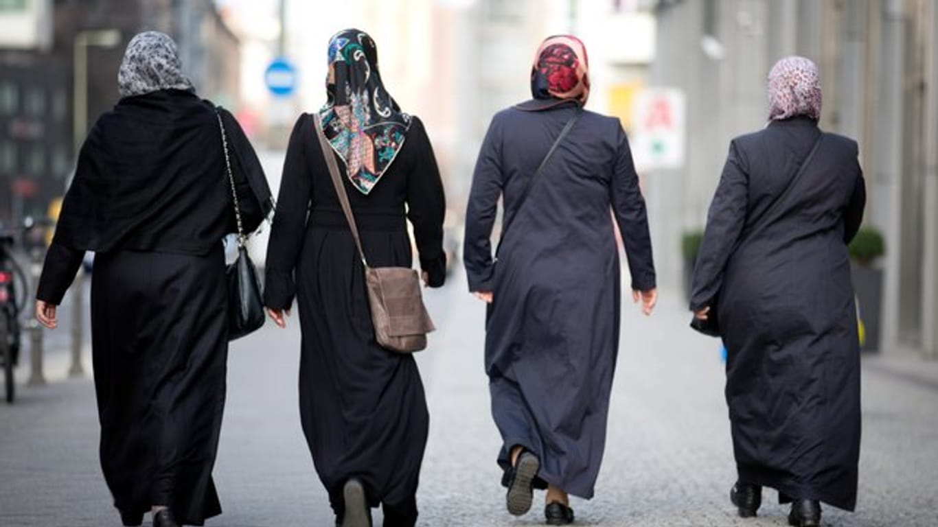 Muslimische Frauen in Berlin-Kreuzberg: Knapp drei Viertel der Bundesbürger sind gegen einen Einwanderungsstopp für Muslime.
