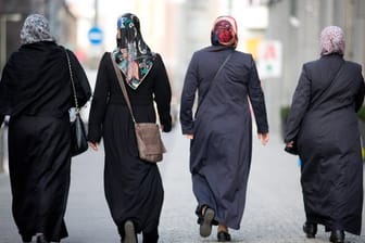 Muslimische Frauen in Berlin-Kreuzberg: Knapp drei Viertel der Bundesbürger sind gegen einen Einwanderungsstopp für Muslime.
