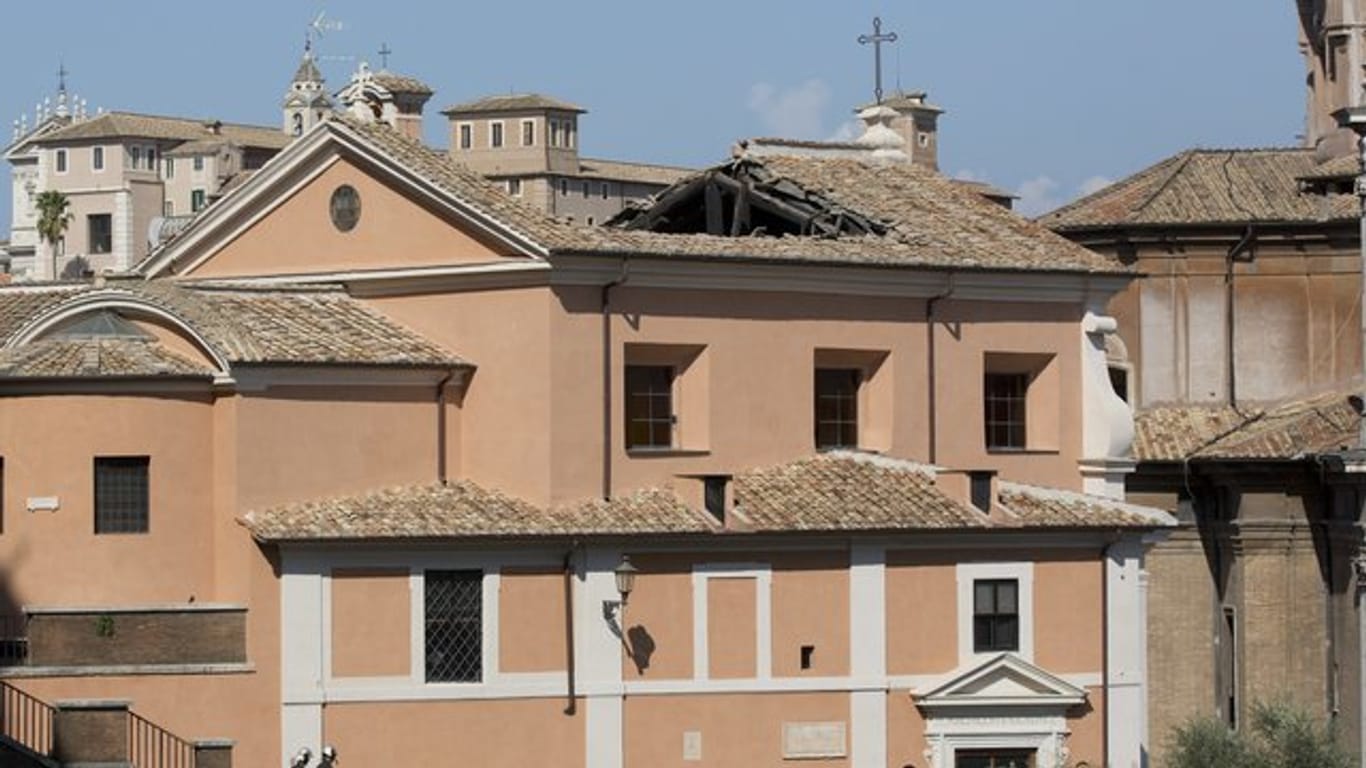 Das Dach der der Kirche San Giuseppe dei Falegnami im Stadtzentrum ist teilweise eingestürzt.