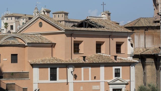 Das Dach der der Kirche San Giuseppe dei Falegnami im Stadtzentrum ist teilweise eingestürzt. Das Dach der der Kirche San Giuseppe dei Falegnami im Stadtzentrum ist teilweise eingestürzt.