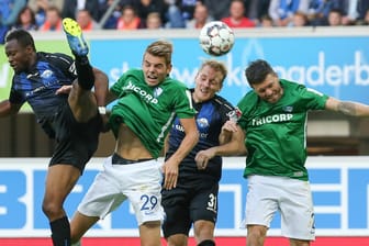 Paderborns Zolinski kommt im Kopfballduell an den Ball: Das Spiel gegen den VfL war von vielen Zweikämpfen geprägt.