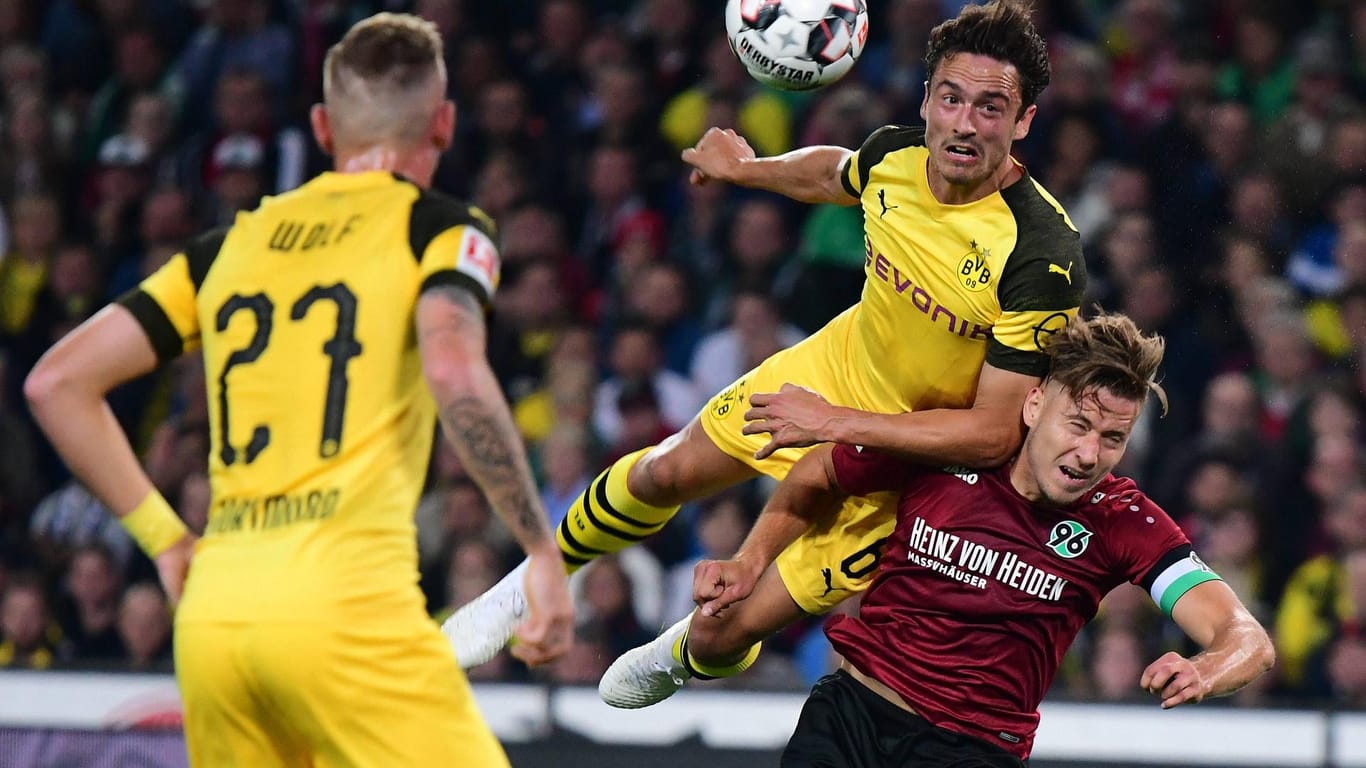 Dortmunds Thomas Delaney schmeißt sich ins Kopfballduell mit Waldemar Anton: Der BVB hatte gegen Hannover große Probleme.