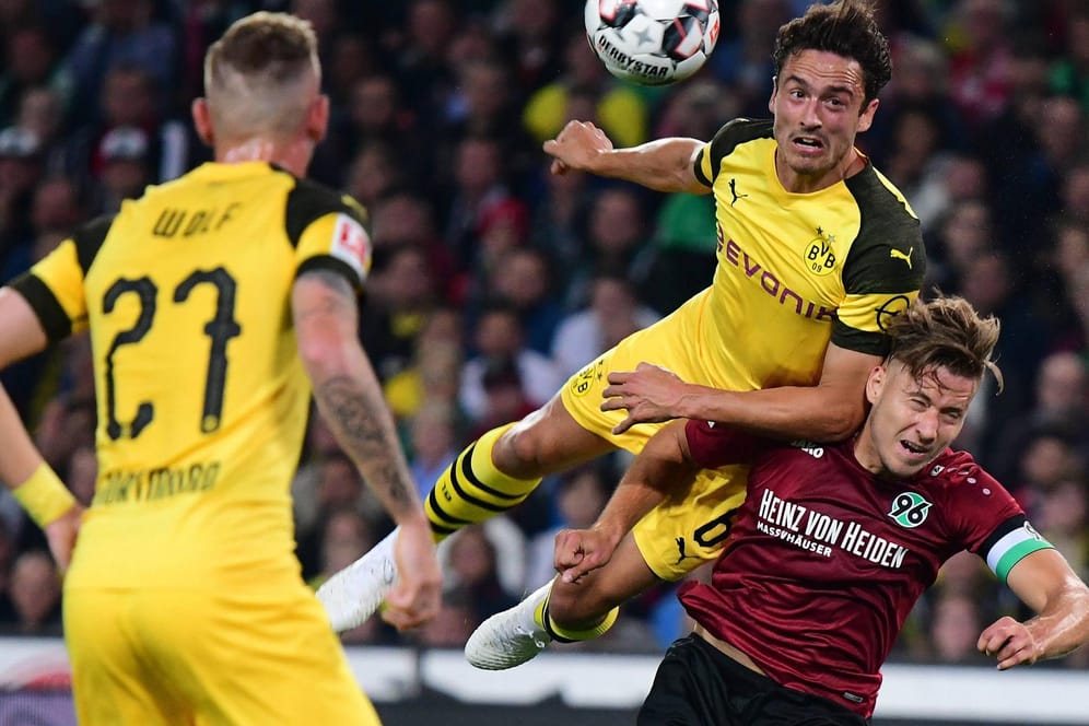 Dortmunds Thomas Delaney schmeißt sich ins Kopfballduell mit Waldemar Anton: Der BVB hatte gegen Hannover große Probleme.
