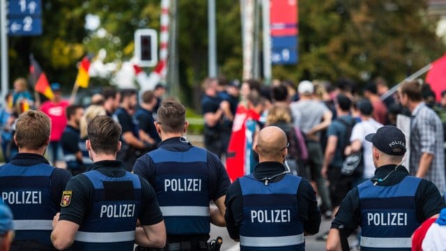 Polizisten trennen in Kandel zwei Demonstrationen.