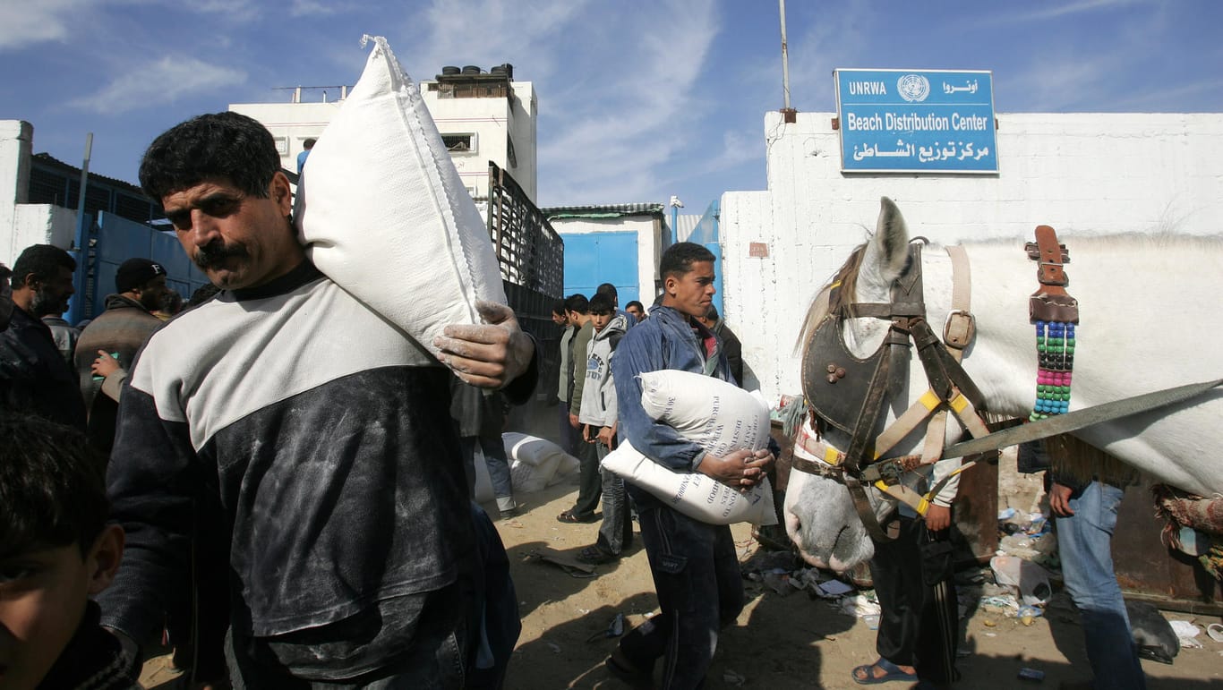 In einem Flüchtlingscamp im Gazastreifen verteilt das UN-Flüchtlingshilfswerk UNRWA Lebensmittel: Die USA werden ihre Zahlungen für das Flüchtlingsprogramm einstellen.
