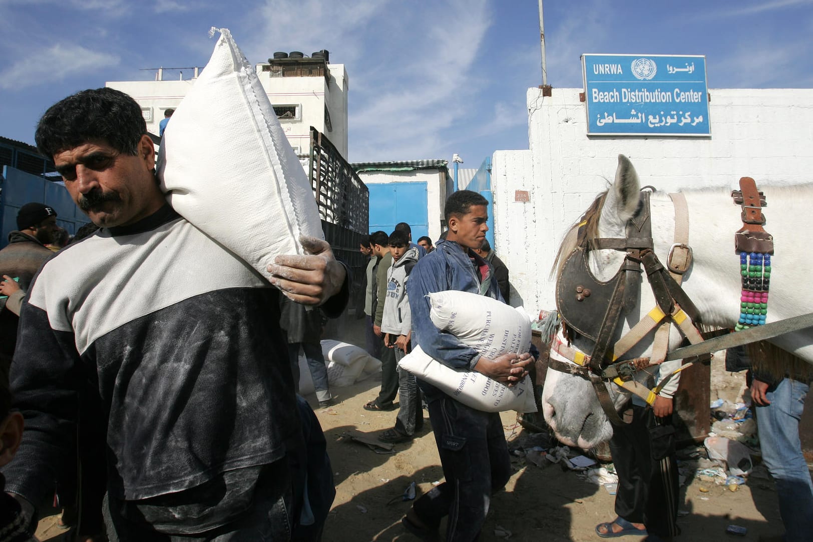 In einem Flüchtlingscamp im Gazastreifen verteilt das UN-Flüchtlingshilfswerk UNRWA Lebensmittel: Die USA werden ihre Zahlungen für das Flüchtlingsprogramm einstellen.