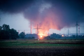 Bayern, Vohburg an der Donau: Ein Brand ist auf einem Raffineriegelände von Bayernoil ausgebrochen.