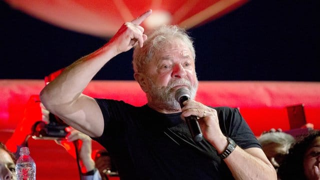 Brasiliens Ex-Präsident Lula da Silva führt alle Umfragen an und könnte die Wahl leicht gewinnen. Brasiliens Ex-Präsident Lula da Silva führt alle Umfragen an und könnte die Wahl leicht gewinnen.