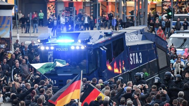 Wasserwerfer bringen sich in Chemnitz in Stellung.