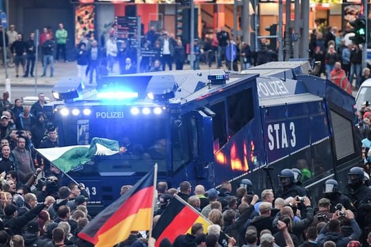 Wasserwerfer bringen sich in Chemnitz in Stellung.