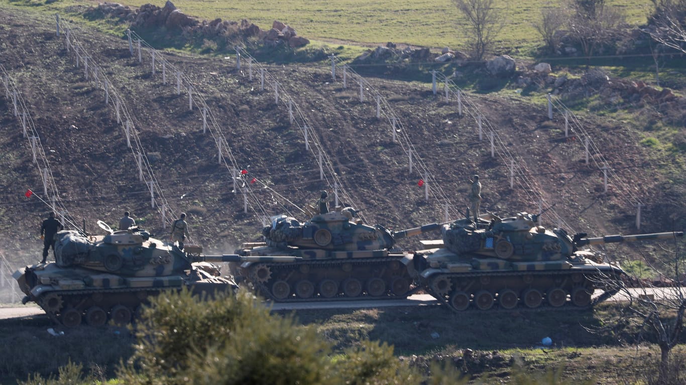 Türkische Panzer an der Grenze zu Syrien: Die Türkei rechnet bei einer Offensive der syrischen Armee mit einem neuen Flüchtlingsandrang auf ihre Grenzen.