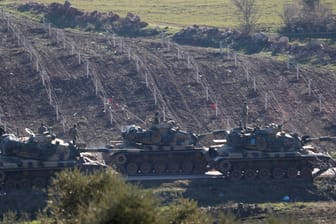 Türkische Panzer an der Grenze zu Syrien: Die Türkei rechnet bei einer Offensive der syrischen Armee mit einem neuen Flüchtlingsandrang auf ihre Grenzen.