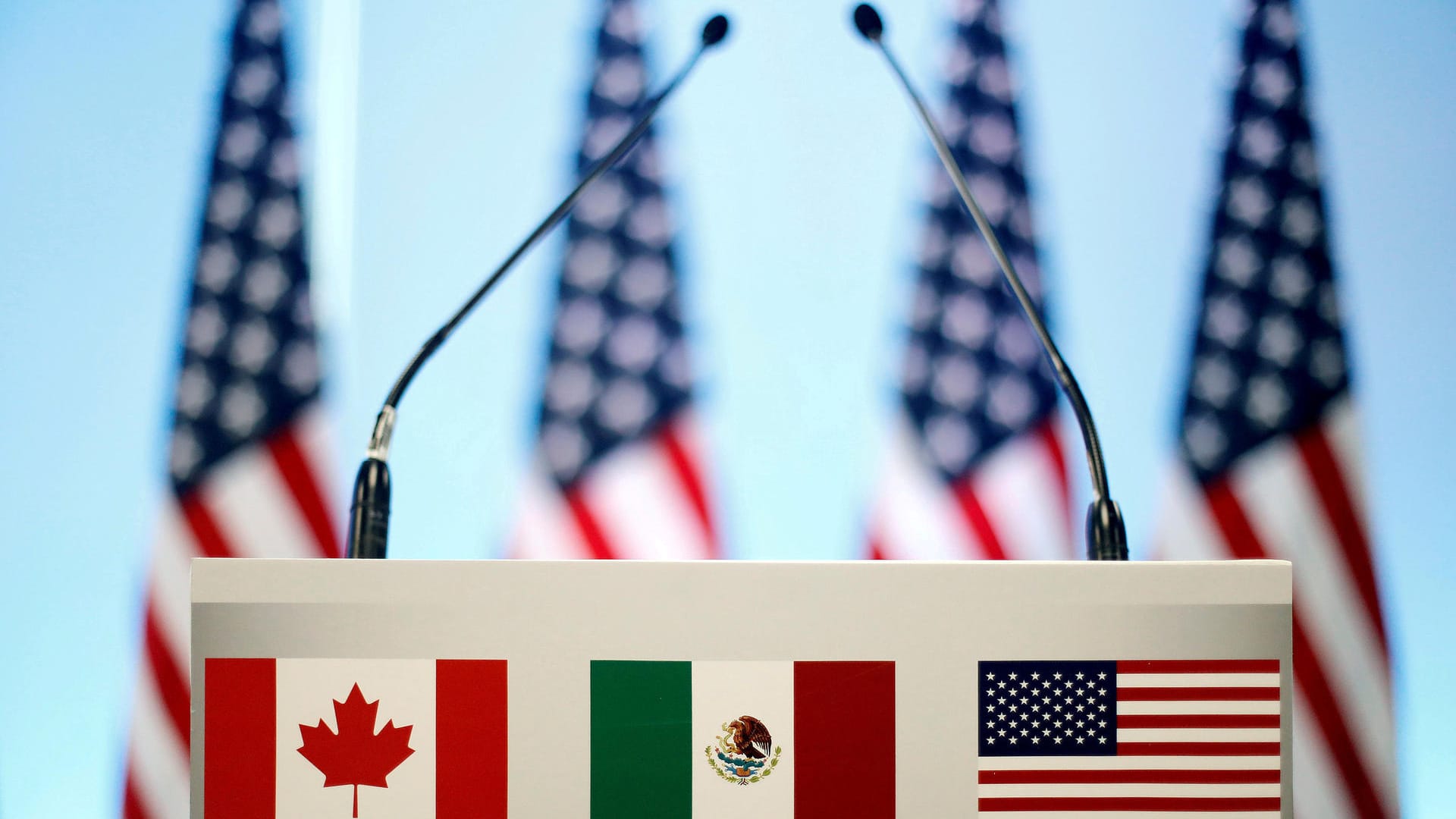 Leeres Rednerpult bei der siebten Runde der Nafta-Gespräche (Archivbild): Die Verhandlungen zu dem nordamerikanischen Freihandelsabkommen Nafta sind auf einem Tiefpunkt angekommen. Die Gespräche der USA und Kanada sind bisher erfolglos verlaufen. Leeres Rednerpult bei der siebten Runde der Nafta-Gespräche (Archivbild): Die Verhandlungen zu dem nordamerikanischen Freihandelsabkommen Nafta sind auf einem Tiefpunkt angekommen. Die Gespräche der USA und Kanada sind bisher erfolglos verlaufen.