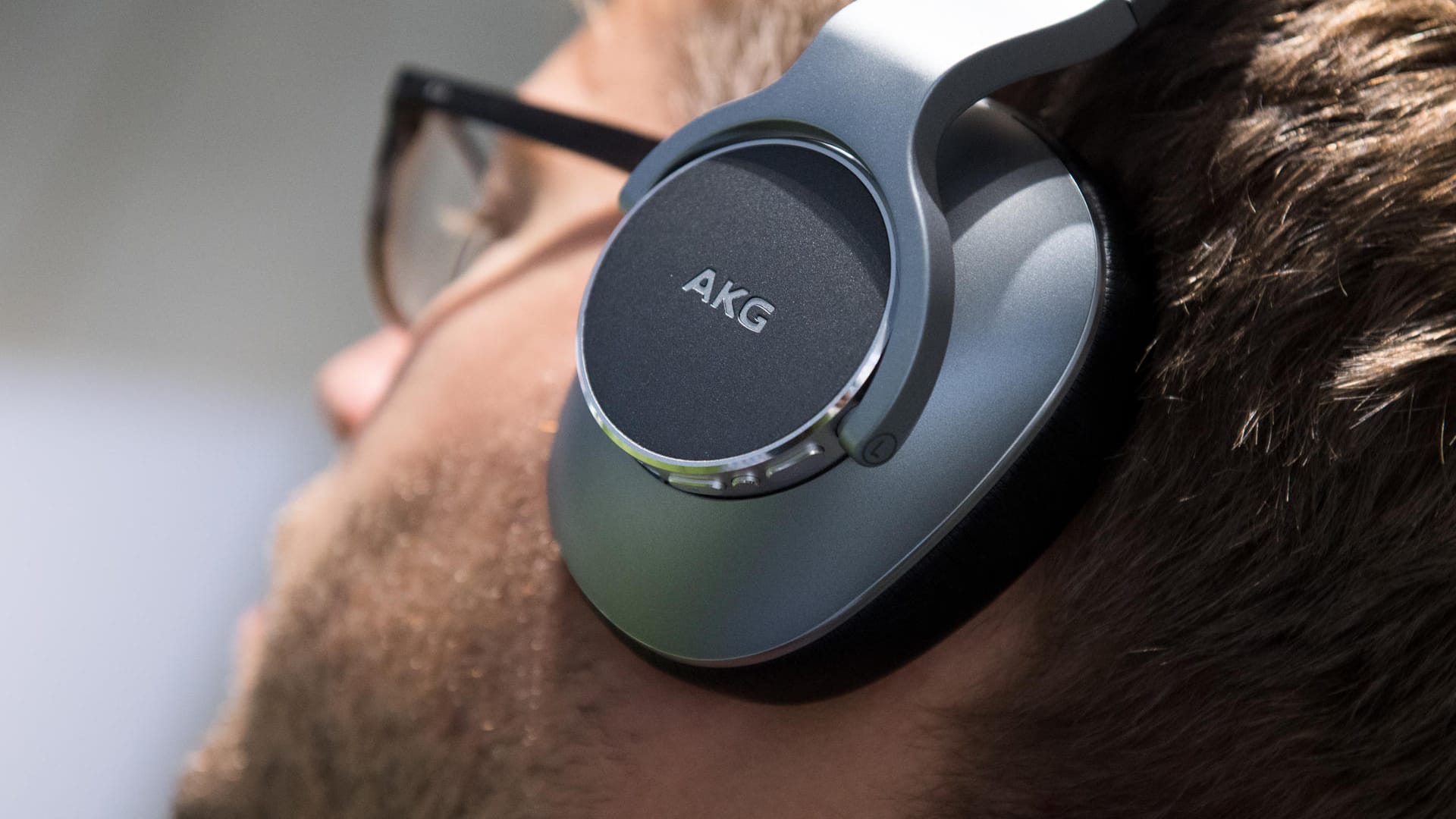 Der neue Kopfhörer N700 NC von AKG: Das Gerät blendet die Umgebung aus, lässt aber Stimmen oder Verkehrsgeräusche durch.