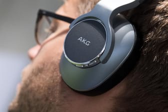 Der neue Kopfhörer N700 NC von AKG: Das Gerät blendet die Umgebung aus, lässt aber Stimmen oder Verkehrsgeräusche durch.