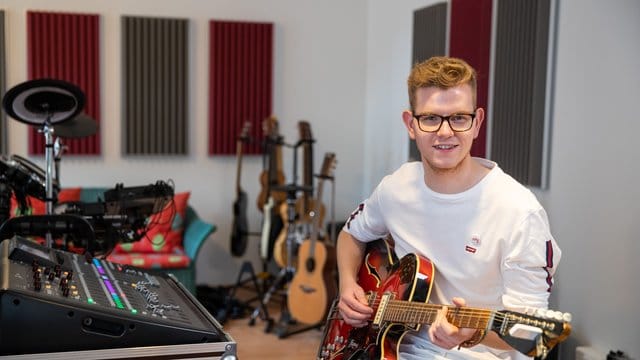 Der 20-Jährige Ferdinand Schwartz wurde bei einem Konzert von Coldplay im vergangenen Jahr aus den Zuschauern unverhofft auf die Bühne geholt und begleite den Frontmann am Klavier. Der 20-Jährige Ferdinand Schwartz wurde bei einem Konzert von Coldplay im vergangenen Jahr aus den Zuschauern unverhofft auf die Bühne geholt und begleite den Frontmann am Klavier.