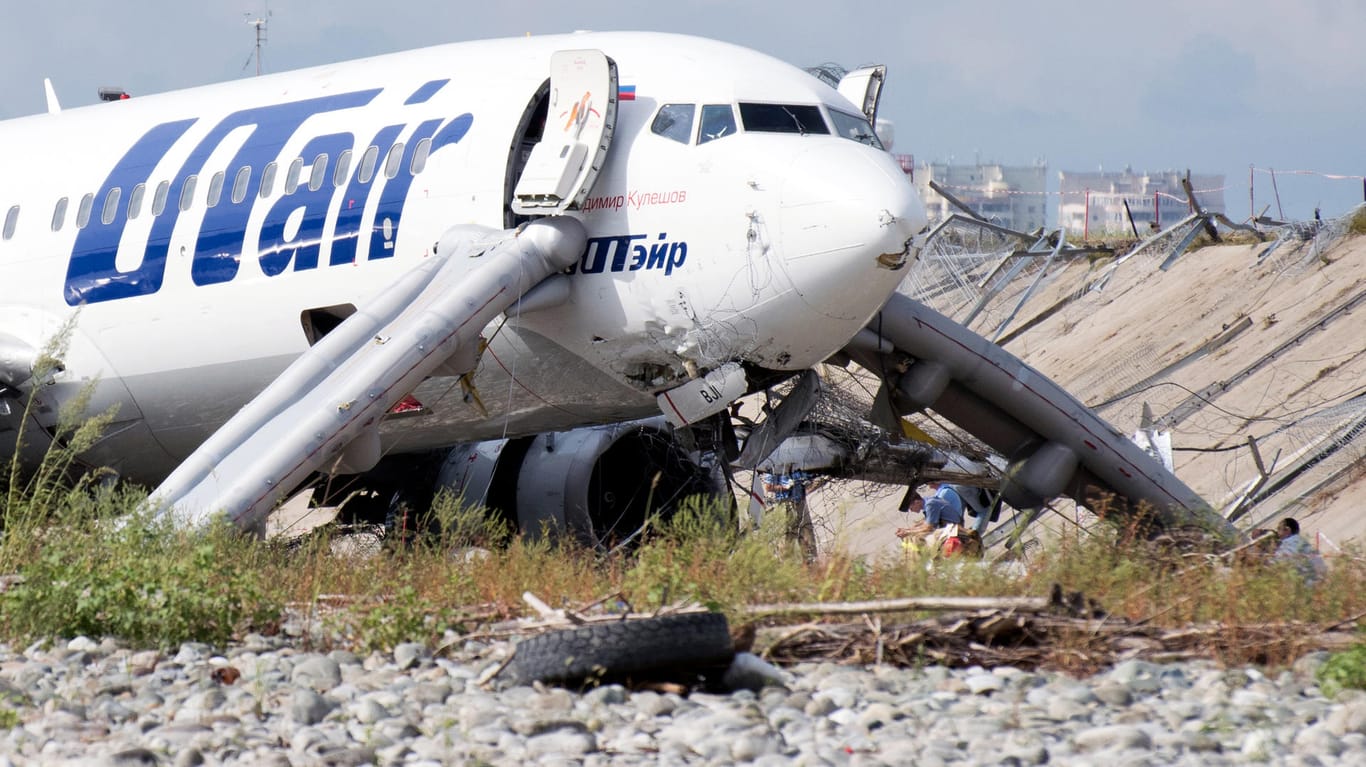 Ein Flugzeug der Fluggesellschaft UTair vom Typ Boeing 737-800 liegt nach einer Bruchlandung neben der Rollbahn: Die Maschine rutschte bei der Landung über die Piste hinaus, durchbrach einen Zaun und kam an einem Flussbett zu stehen. Mehrere Menschen wurden bei dem Vorfall verletzt.
